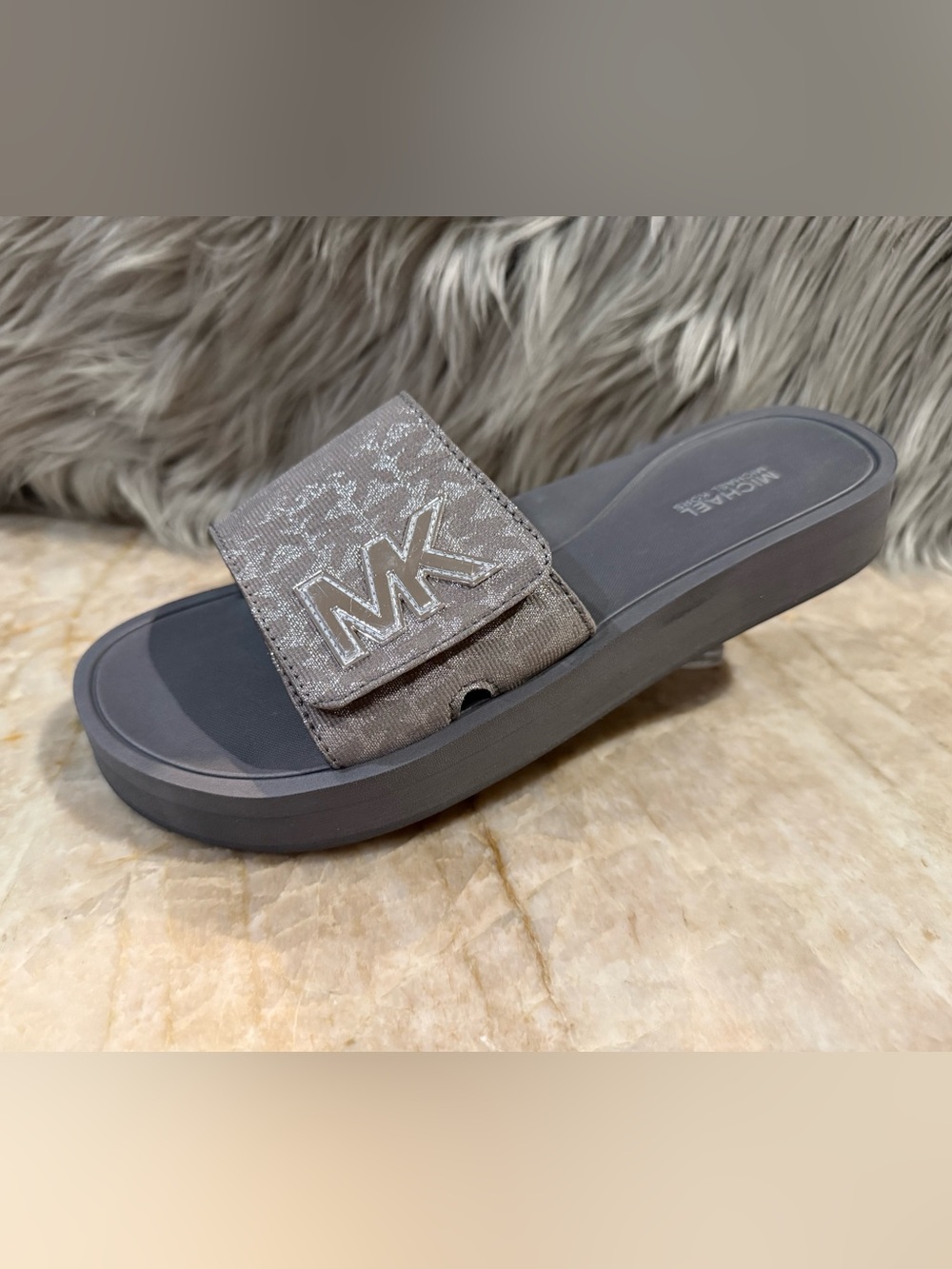 MICHAEL Michael Kors MK
Platform Glitter Pool Slide. Size 8 - Picture 3 of 11